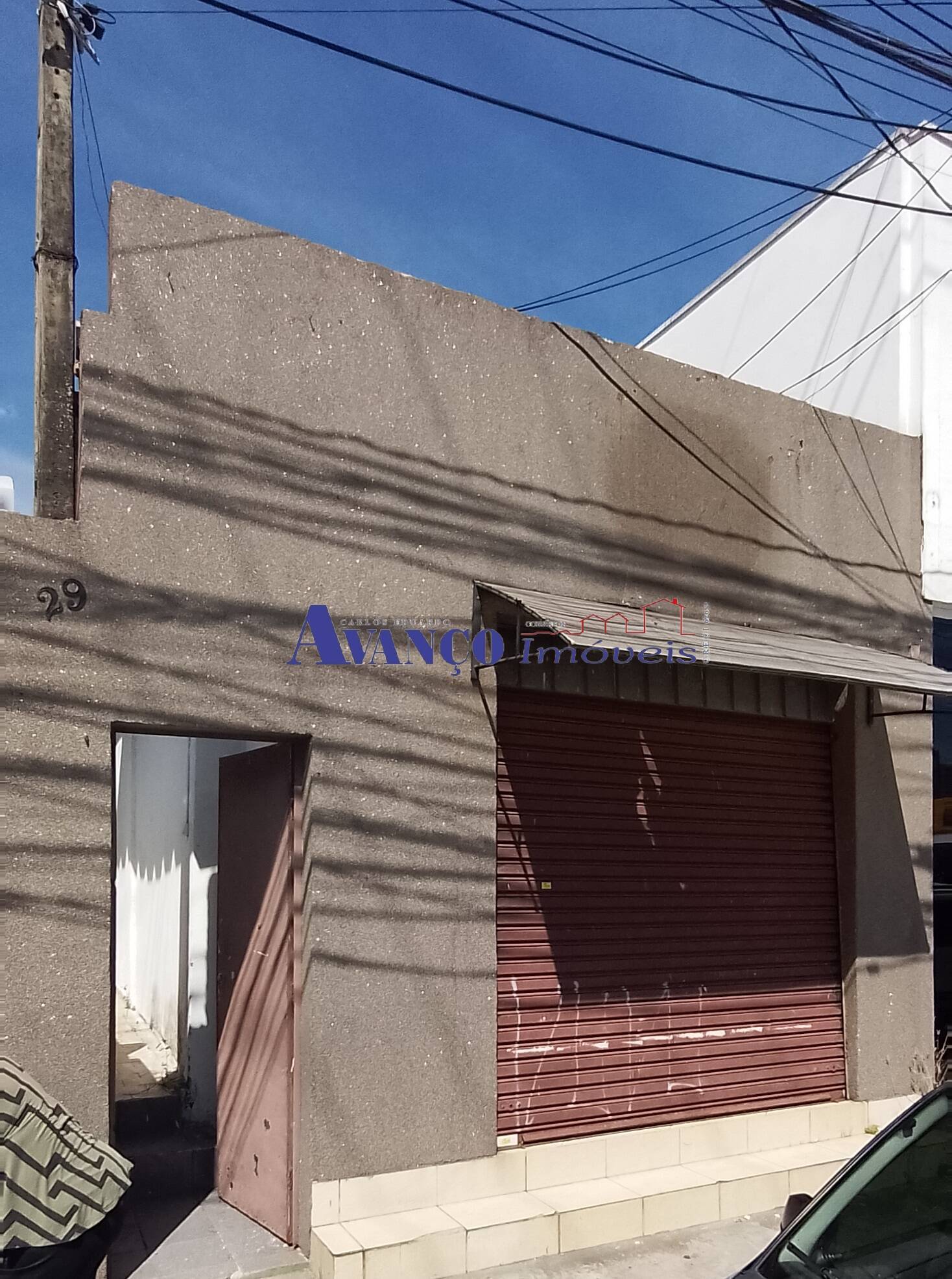 Casa com salão comercial em ótima localização no bairro Vianelo